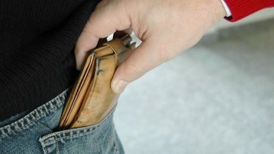 Италия издирва двама българи за джебчийство и сводничество