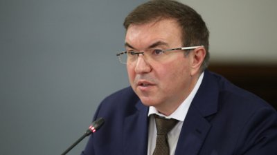 Проф. Ангелов скочи срещу наследника си