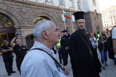 Дионисий оглави протест срещу „бръмбарите”