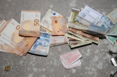 Разбиха група за разпространение на наркотици и за сводничество (СНИМКИ)