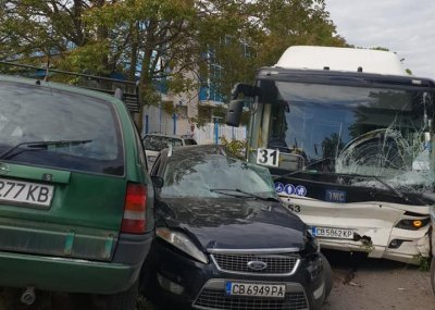 Автобус на градския транспорт удари седем коли в София