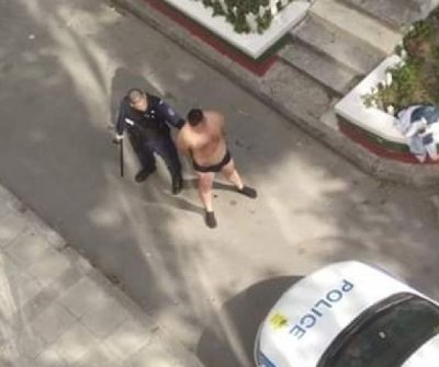 Мъж се съблече на детска площадка, влезе и в чужда спалня
