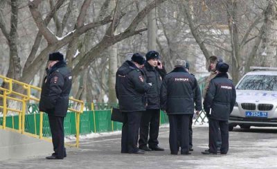Пиян закла трима на улицата