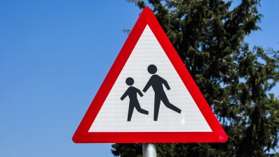 Млад мъж открадна 13 пътни знака