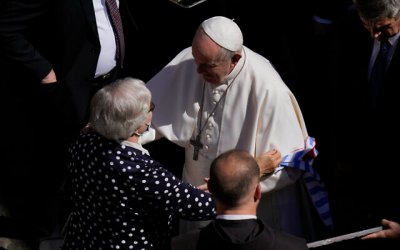 Папата целуна ръката на оцеляла в Аушвиц