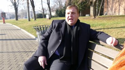 Каракачанов разкритикува чистките по етажите в МВР