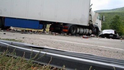Ремарке на камион се откачи и предизвика верижна катастрофа