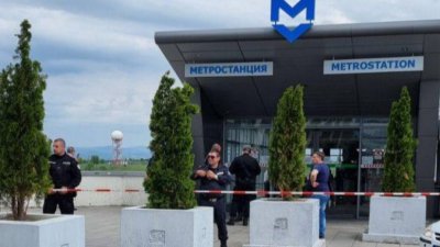 Разследват убийството в метрото