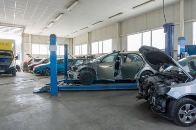 Данъчни погнаха автосервизи и вулканизатори в Пловдив