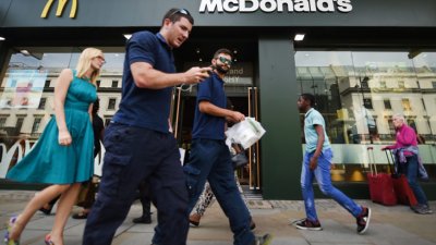 Ресторант в САЩ подарява iPhone на новите служители, но...