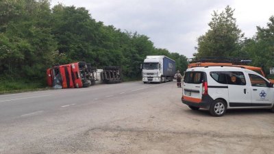 Цистерна с газ се обърна на пътя Русе - Разград