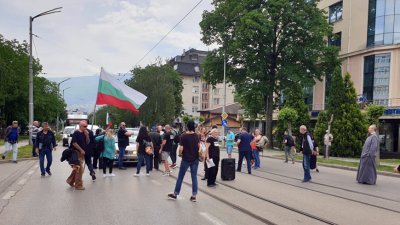 Протестиращи пред ДАНС блокираха бул. "Черни връх"