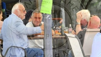 Емилиян Гебрев на бира с дясната ръка на Божков