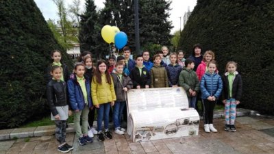 Пейка с текста на химна украси училище в Русе