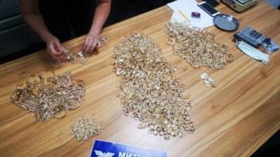 Удар! Златни накити за над 1 млн. лв. задържаха на "Капитан Андреево"
