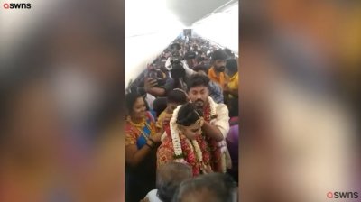 Индийци спретнаха COVID сватба в самолет със 161 гости