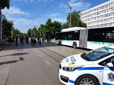 Протест пред ДАНС блокира столичния булевард "Черни връх" (обзор)