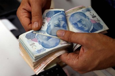 Турската валута падна рекордно ниско спрямо долара