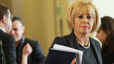 Манолова скочи на социалното министерство за личната помощ