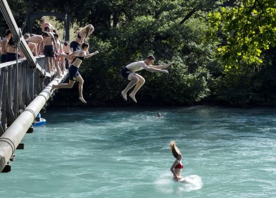 Хората в Швейцария полудяха от жегите - скачат от мостове (СНИМКИ)
