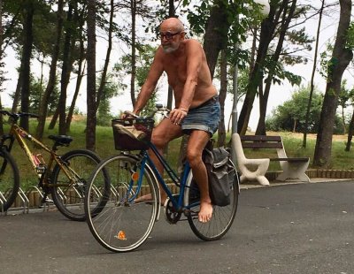 Любопитно в Lupa.bg: 80-годишният Дончо Папазов върти педалите бос (СНИМКИ)