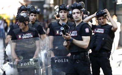 Сълзотворен газ срещу гей парада в Истанбул