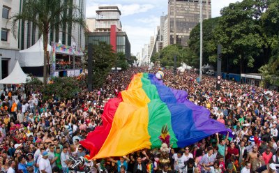Стотици хиляди на гей парад в Сао Пауло