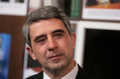Плевнелиев пак бомбардира Радев