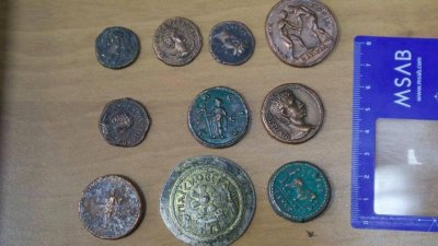 Древни монети и визитки на Божков са открити в кабинета на Ангел Папалезов