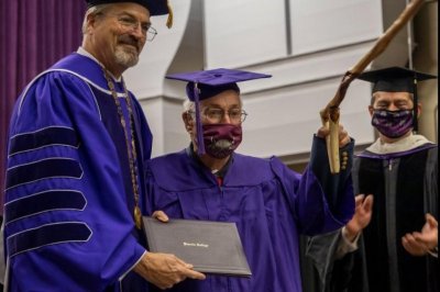 Куриоз: 97-годишен ветеран се дипломира