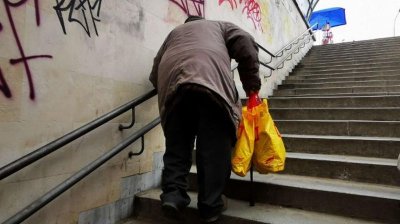 Крадци върнаха над 11 бона на дядо