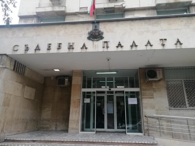 Осъдиха митнически инспектор заради документ менте