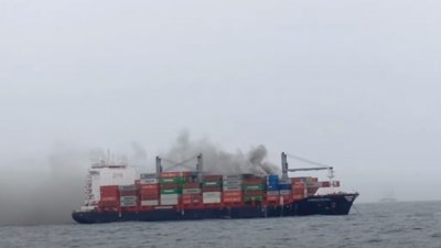 Пожар потопи огромен кораб в Оманския залив