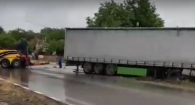 ТИР се вряза в овощна градина в Гложене