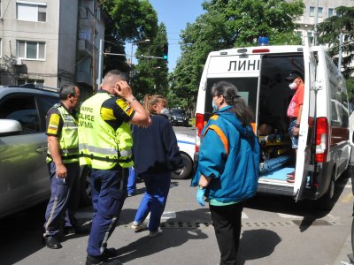 Кола блъсна украинка на пешеходна пътека в Несебър
