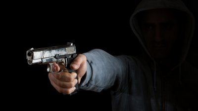 Обвиняем насочил пистолет към жена