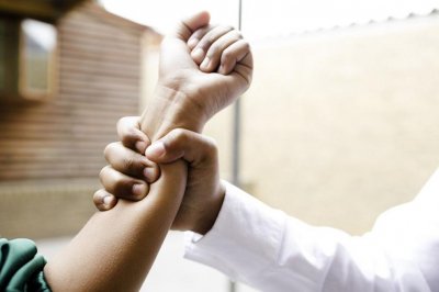 Мъж преби жена си в София, заплаши да я убие и я простреля