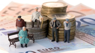 90 000 българи взимат пенсия колкото две заплати