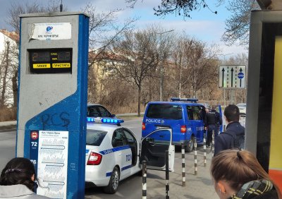 Агресия на автобусна спирка: Контрольори нападнаха жена