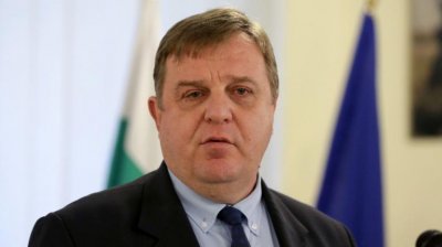 Каракачанов купувал тениски за военните по 80 лева 