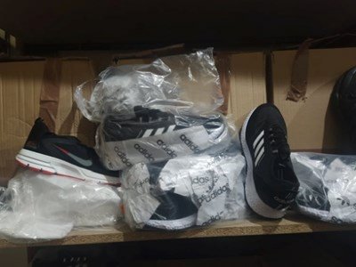 Задържаха 2717 чифта маратонки, спортни облекла и парфюми в пътници в автобус