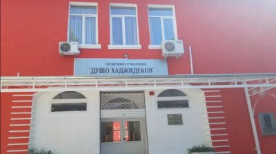 КРЪВ! Първолак наръган в корема с ножица