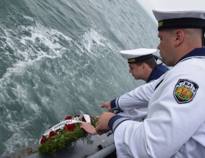 Последно желание: Моряците разпръснаха в морето праха на адмирал Добрев