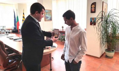 Кметът на Перник награди младеж, спасил семество при пожар