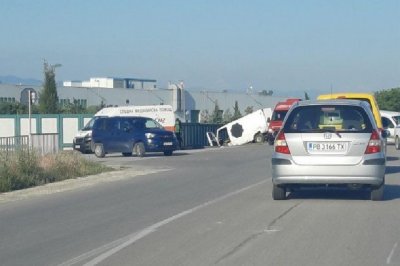 Бус е в канавка, движението към Пловдив е силно затруднено