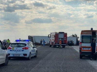 Кошмар на "Тракия": Пламнал ТИР, катастрофи и огромни опашки
