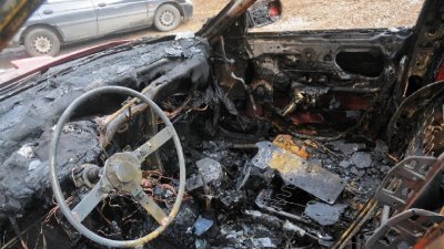 Запалиха колата на учител, спасил дете в катастрофа