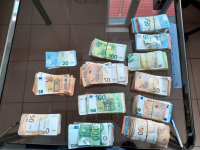 Откриха недекларирани 100 000 евро