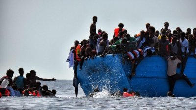 700 мигранти за денонощие слязоха на Лампедуза