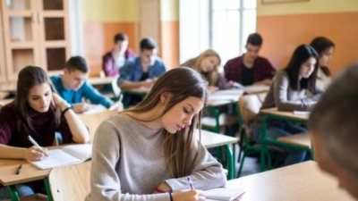 Отпускат стипендии на отличниците от матурите